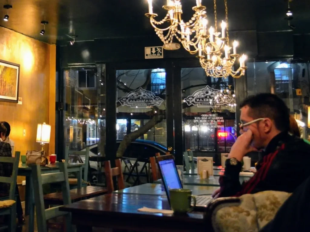 persona usando una laptop - iaia.mx